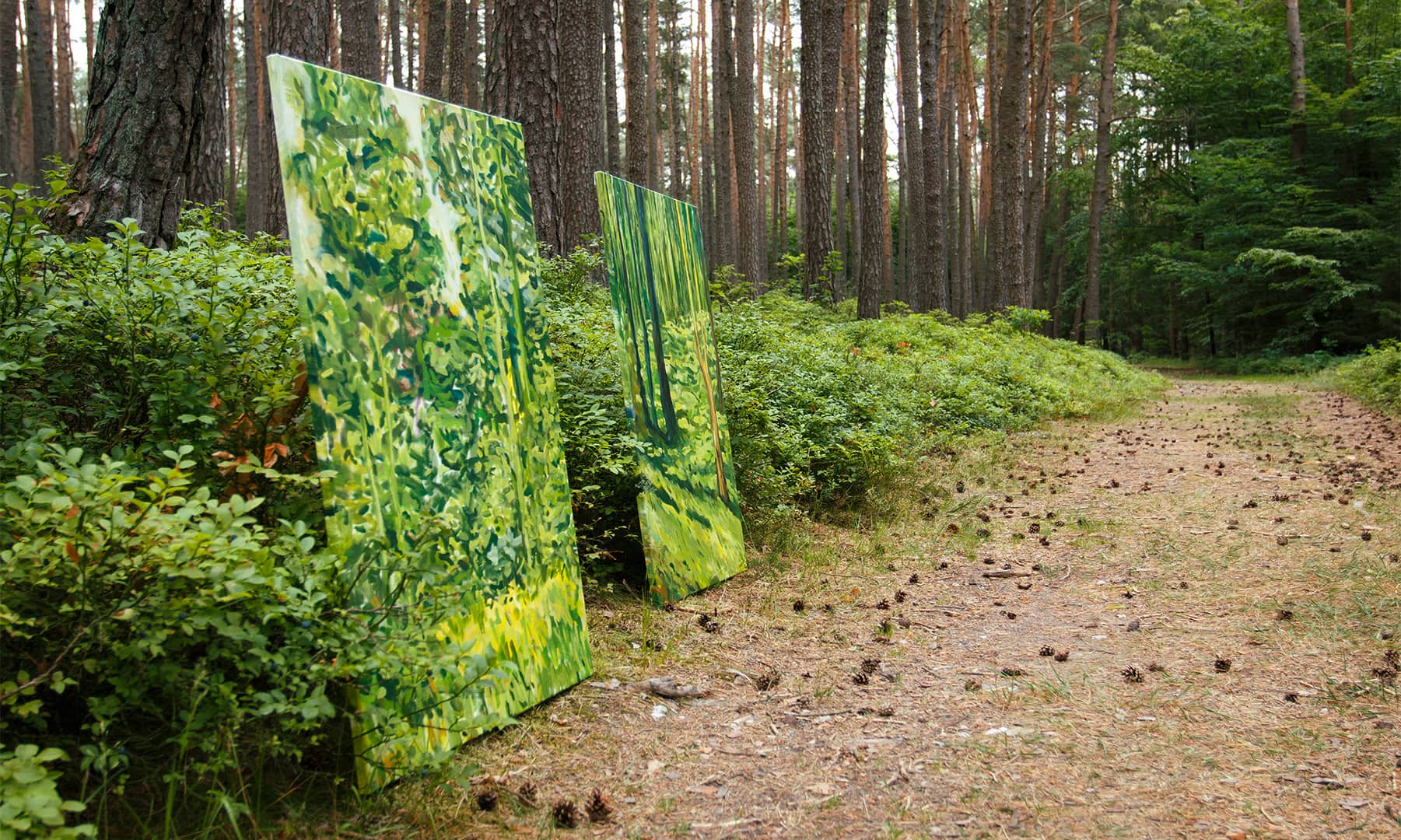 Biophilic Design trifft Kunst: Die Künstlerin Anja Dommel bannt den Wald ihrer fränkischen Heimat mit Acryl auf Leinwand