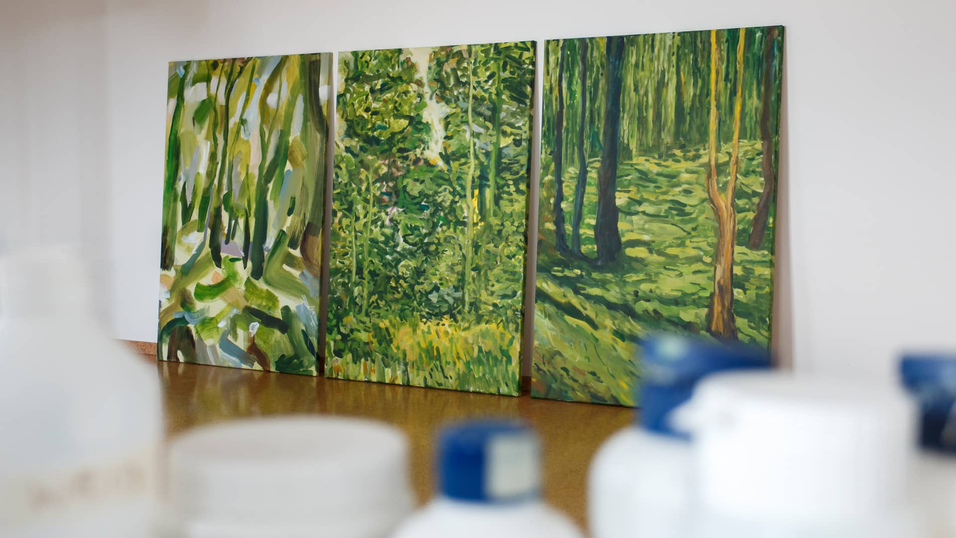 Drei 1 Meter große Wald-Gemälde stehen im Kunstatelier von Anja Dommel und sind bereit für den Kunstversand