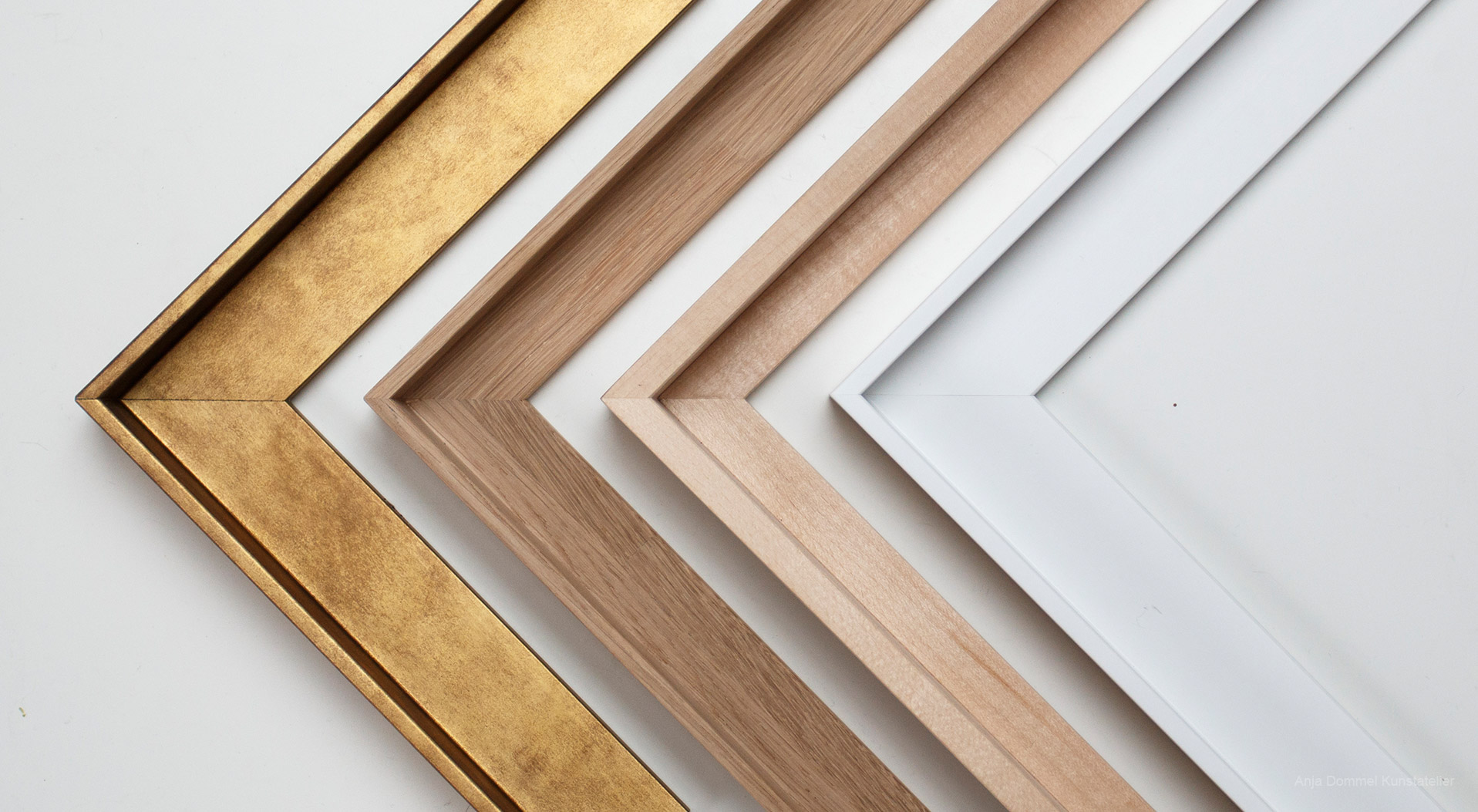 Bilderrahmen nach Maß aus Holz in Gold, Eiche, Linde und Weiß mit Schattenfuge für einen freischwebenden Effekt
