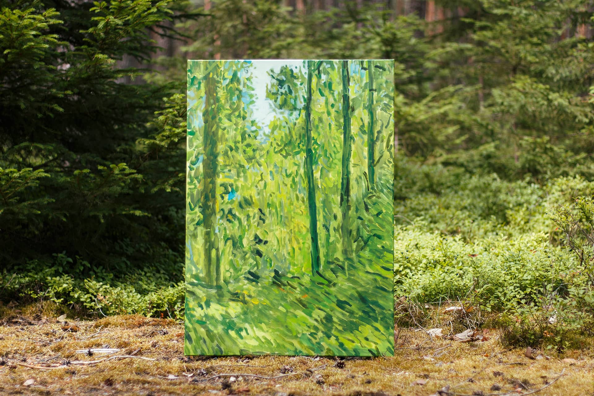 Grünes, impressionistisches Gemälde, fotografiert in einem Waldstück bei Nürnberg zwischen Heidelbeersträuchern und Nadelbäumen