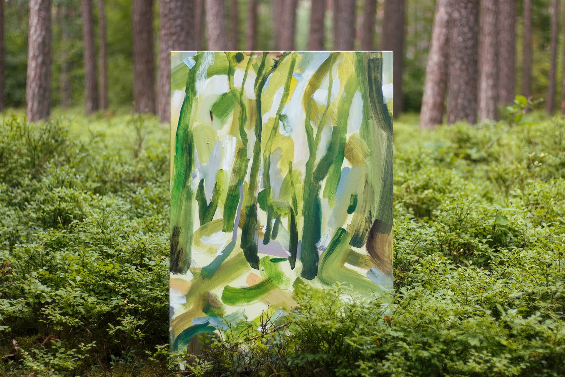 Grünes, abstraktes Kunstwerk, fotografiert in einem Waldstück bei Nürnberg zwischen Heidelbeersträuchern und Nadelbäumen