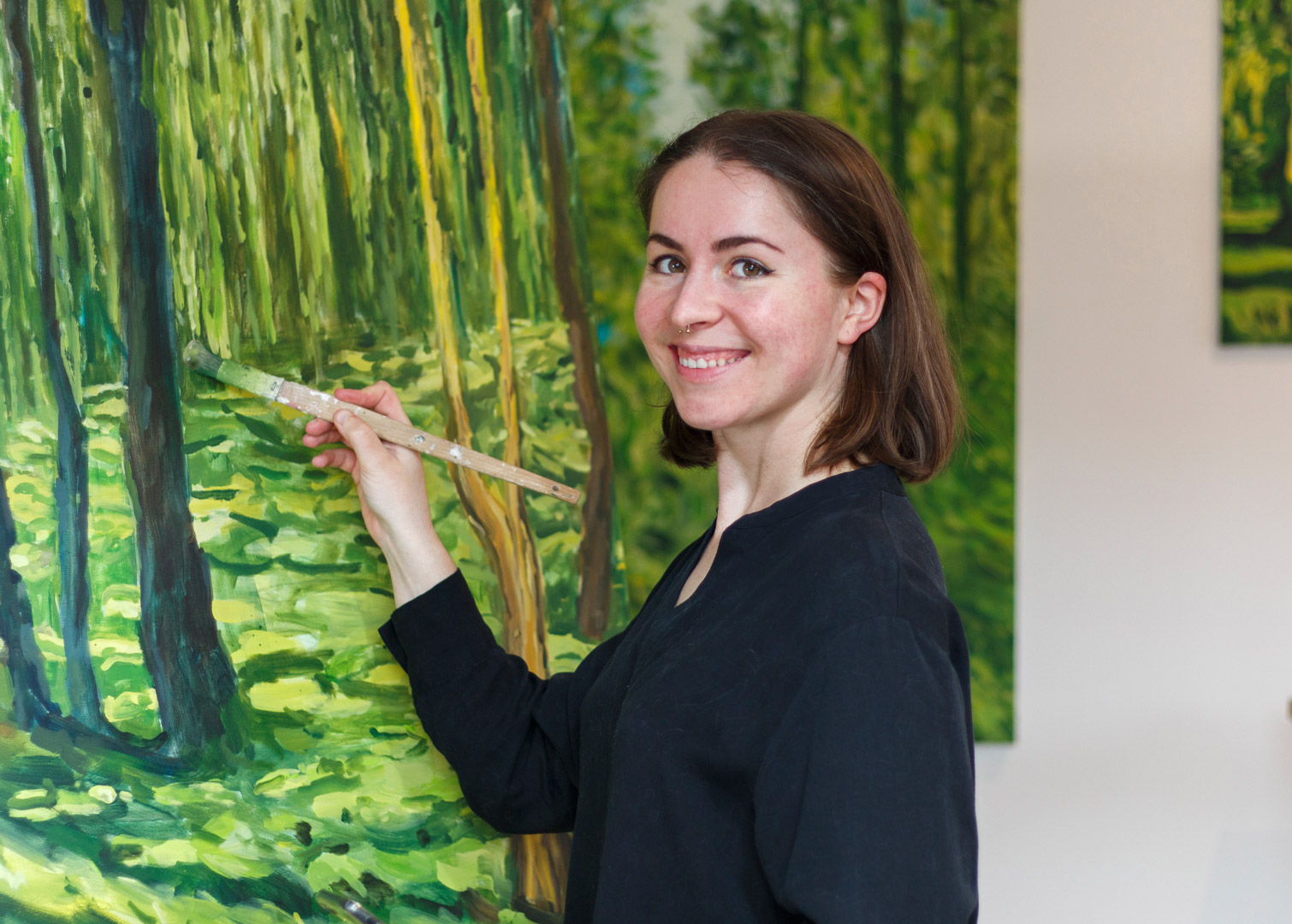 Die Bildende Künstlerin Anja Dommel bei der Arbeit in ihrem Kunstatelier im Raum Nürnberg