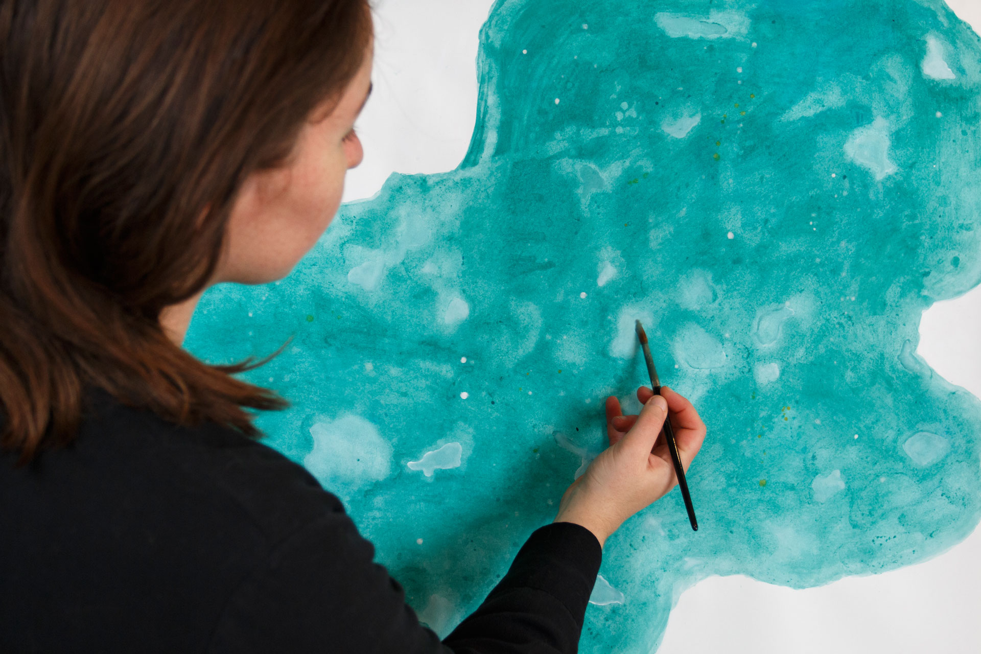 Die Nürnberger Künstlerin Anja Dommel malt eine abstrakte Landschaft der Gletscherlagune Jökulsárlón in Island