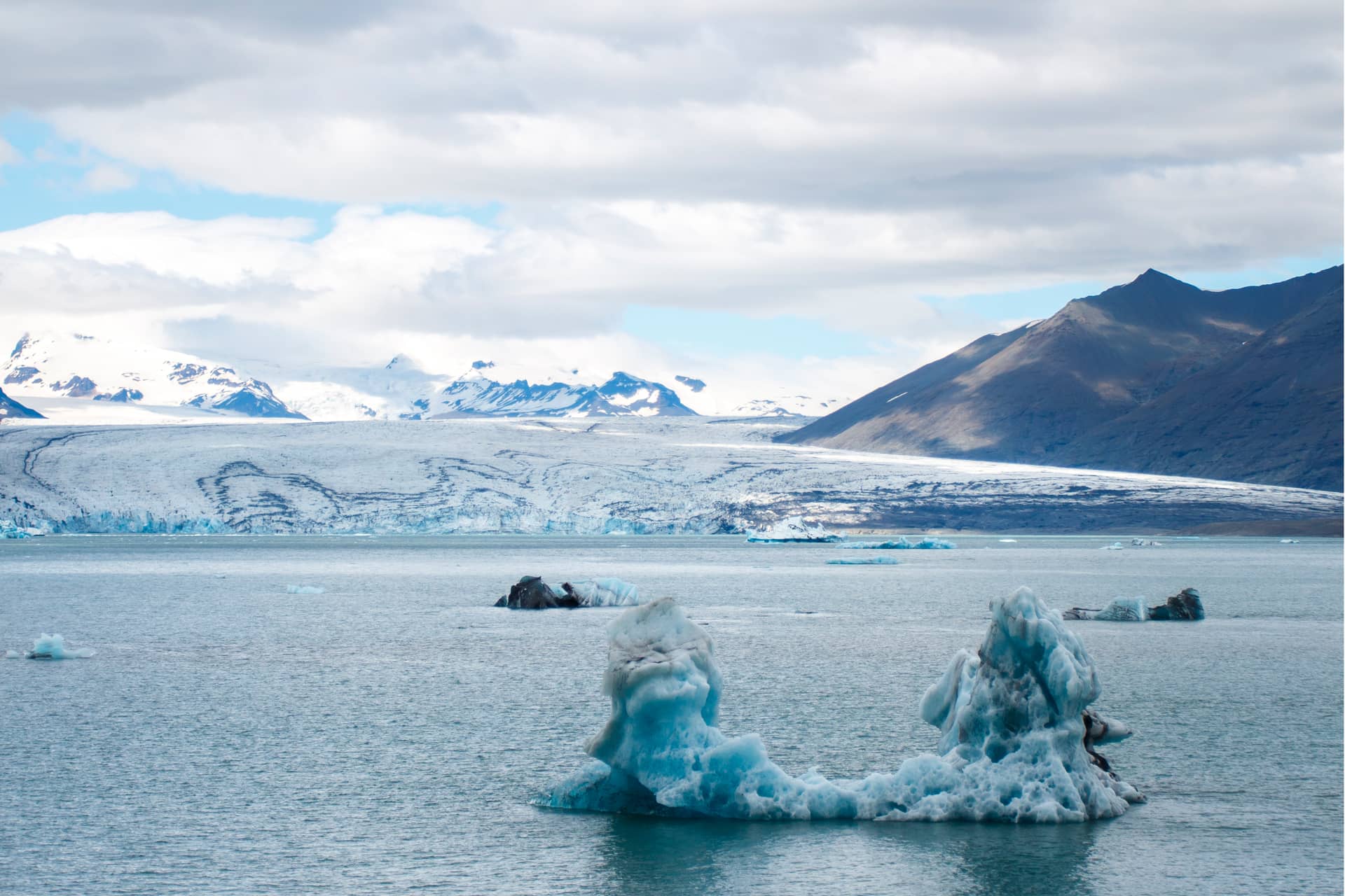 Die Jökulsárlón Lagune entsteht auf natürlichem Weg aus dem Wasser, das vom Vatnajökull Gletscher abschmilzt