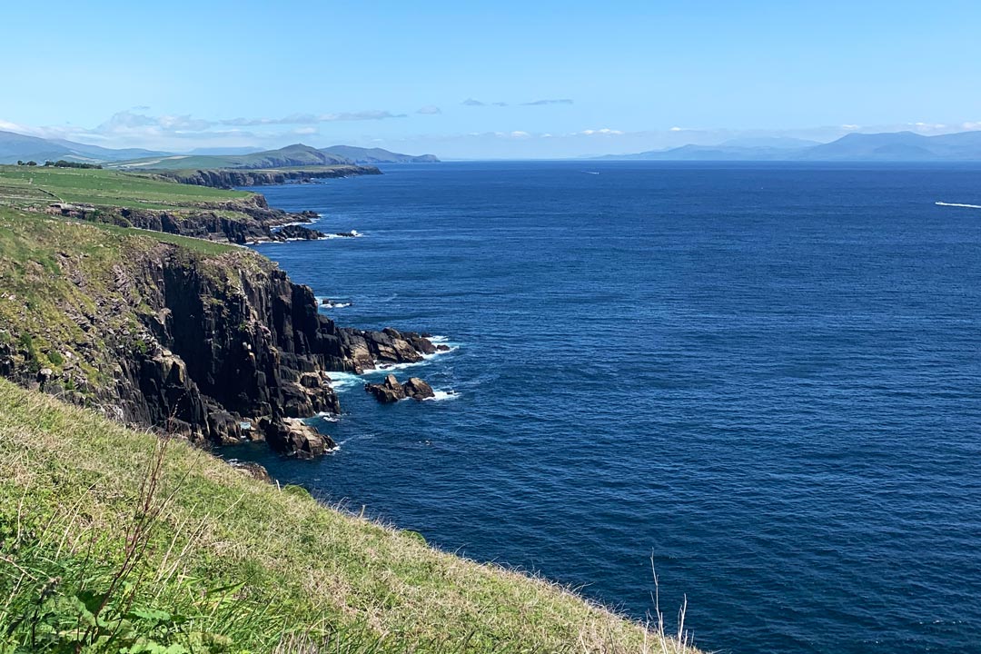 Eine Irland Rundreise am Wild Atlantic Way bietet wunderschöne Ausblicke von steilen Klippen auf den wilden Atlantik