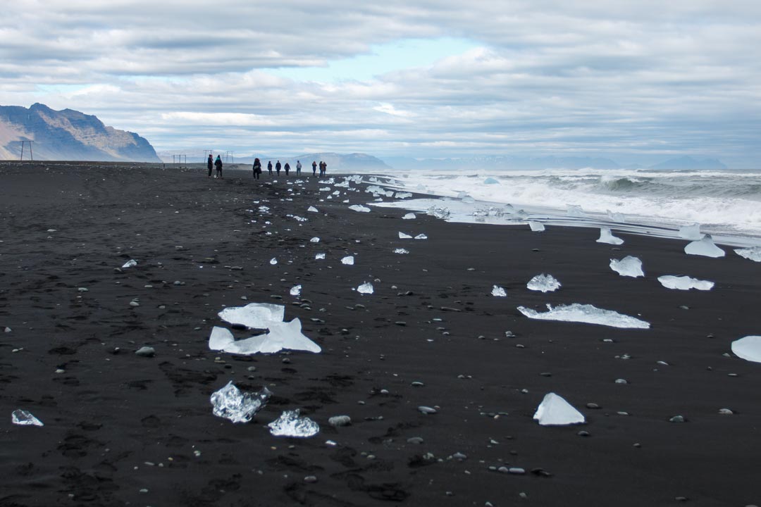 Der Diamond Beach ist Islands schönster, schwarzer Sandstrand mit angespülten glitzernden Eisbergen