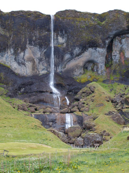 Der Foss á Síðu ist ein 82 Meter hoher Wasserfall in Südisland und liegt gut sichtbar an der Ringstraße