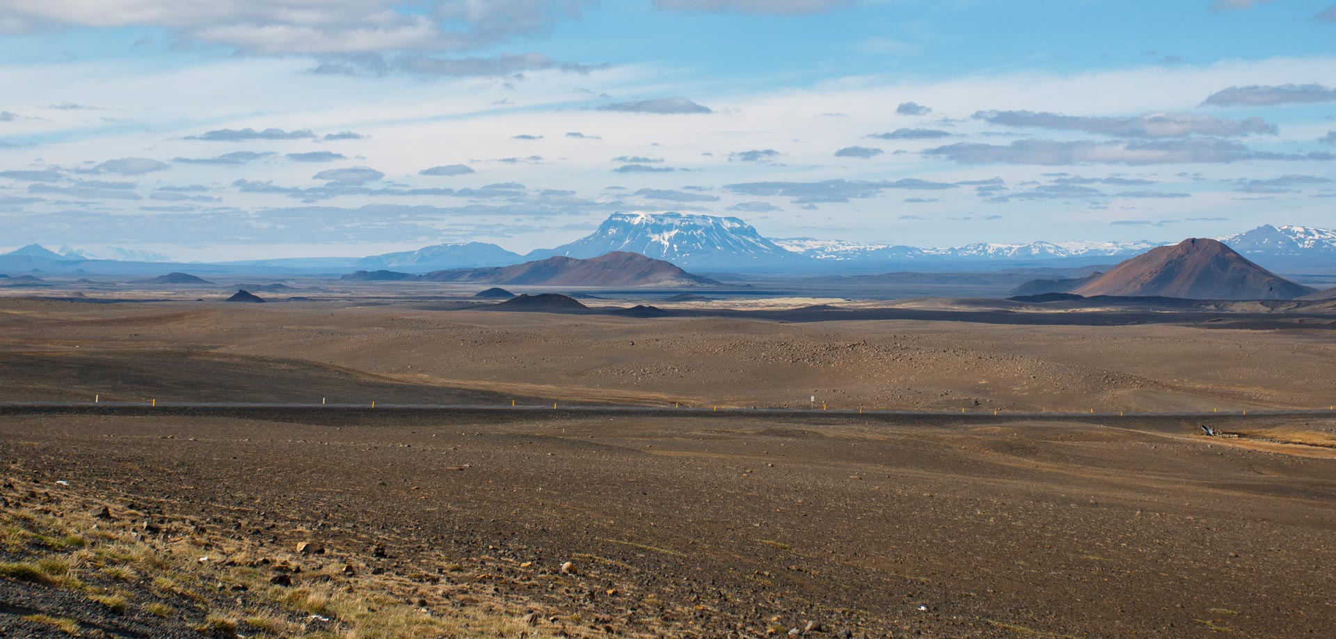 Fantastischer Panoramablick auf das isländische Hochland und den Tafelvulkan Herðubreið