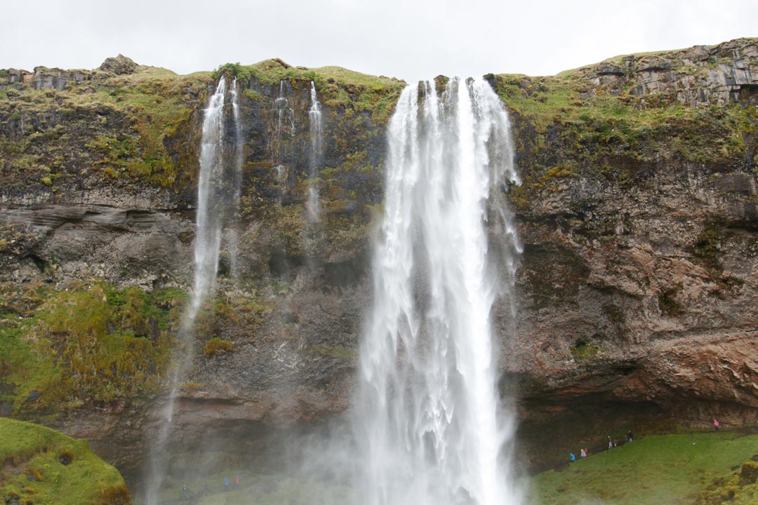 Der Seljalandsfoss ist ein 66 Meter hoher Wasserfall in Südisland und liegt gut sichtbar an der Ringstraße