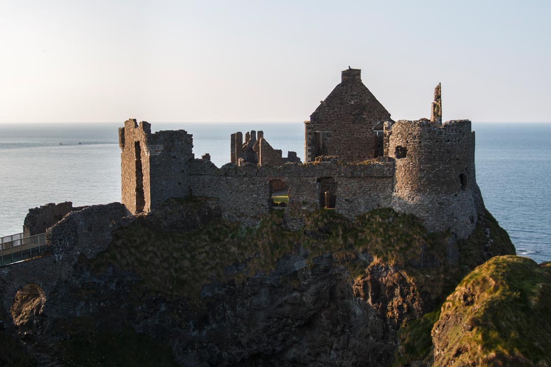 Das Dunluce Castle ist eine der größten Ruinen an der Causeway Coastal Route in Nordirland