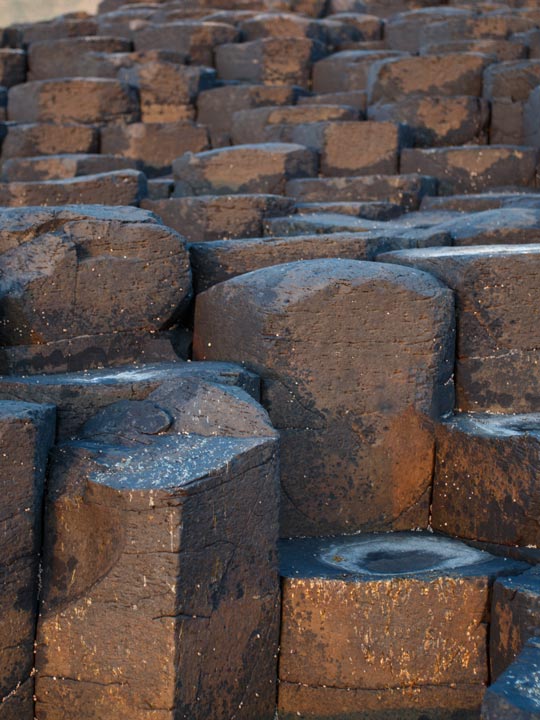Nordirlands berühmter Giant’s Causeway mit sechseckigen 
 Basaltsäulen