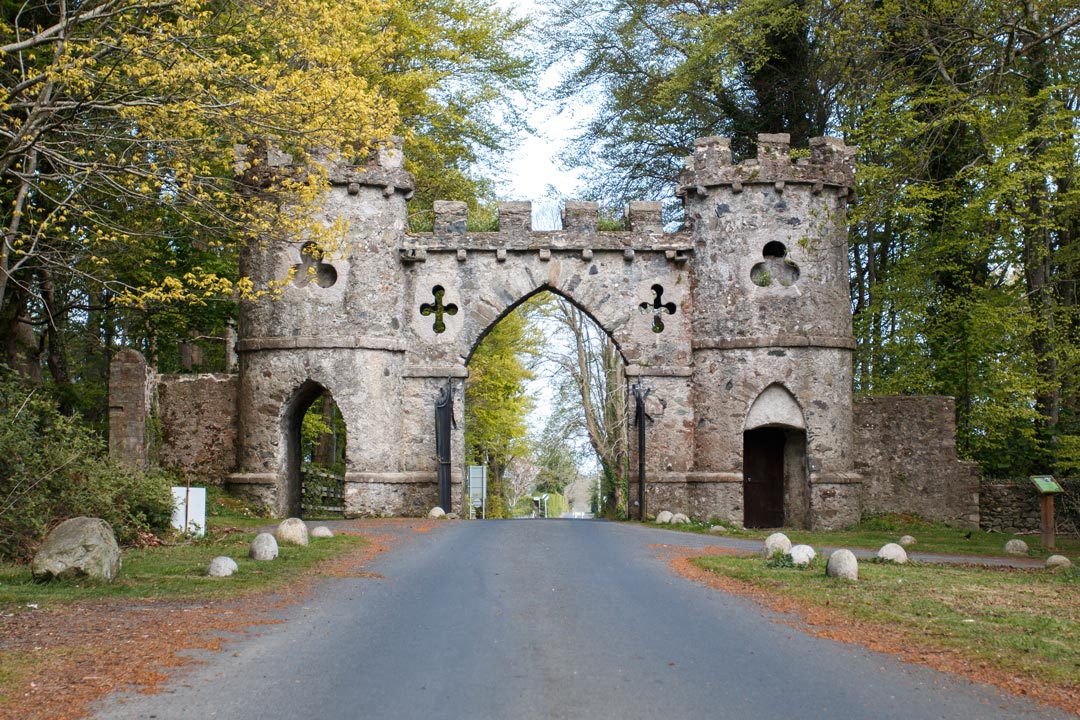 Eingang zum Tollymore Forest Park, einem Drehort für Game of Thrones in Nordirland
