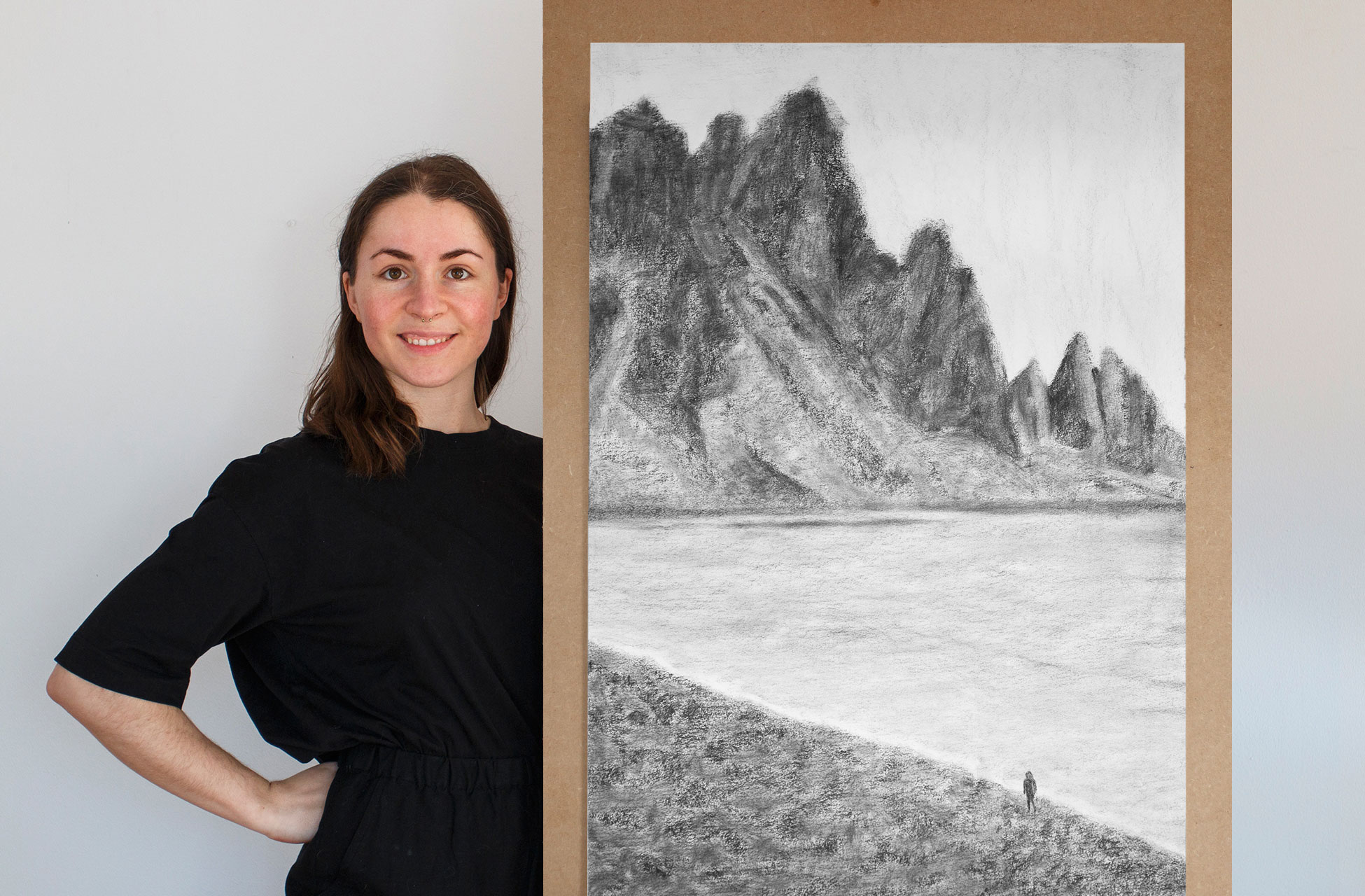 Die Künstlerin Anja Dommel mit Kohlezeichung vom Vestrahorn und Stokksnes Strand in Island