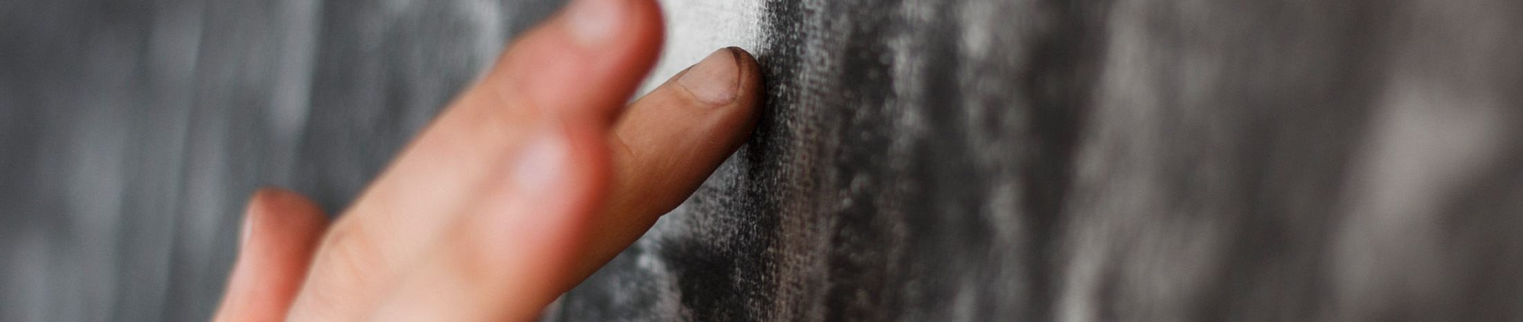 Kohlezeichnung auf Papier mit Fingern verwischen