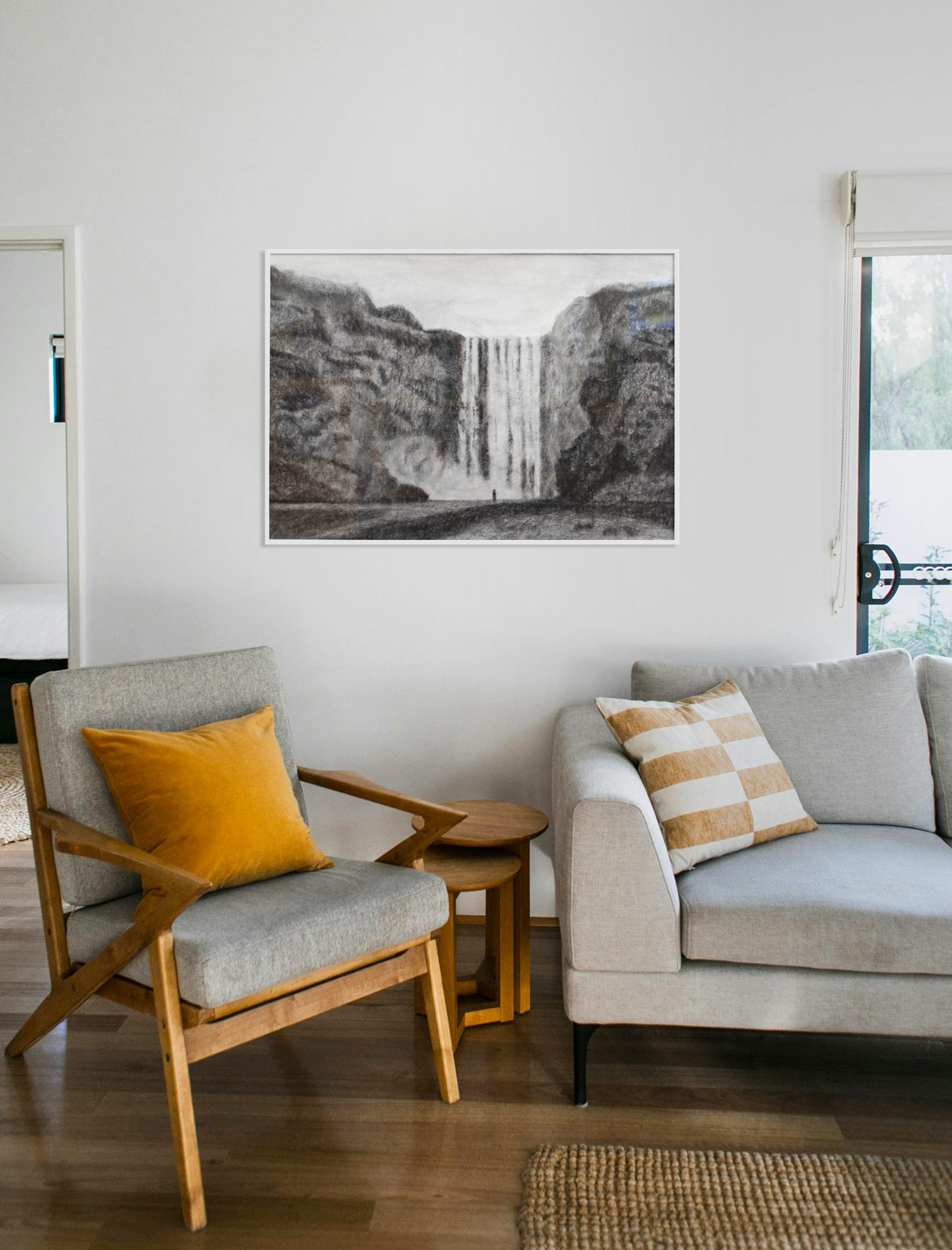 Modernes Interior mit gerahmter Island Skogafoss Kohlezeichnung als Original Kunstwerk