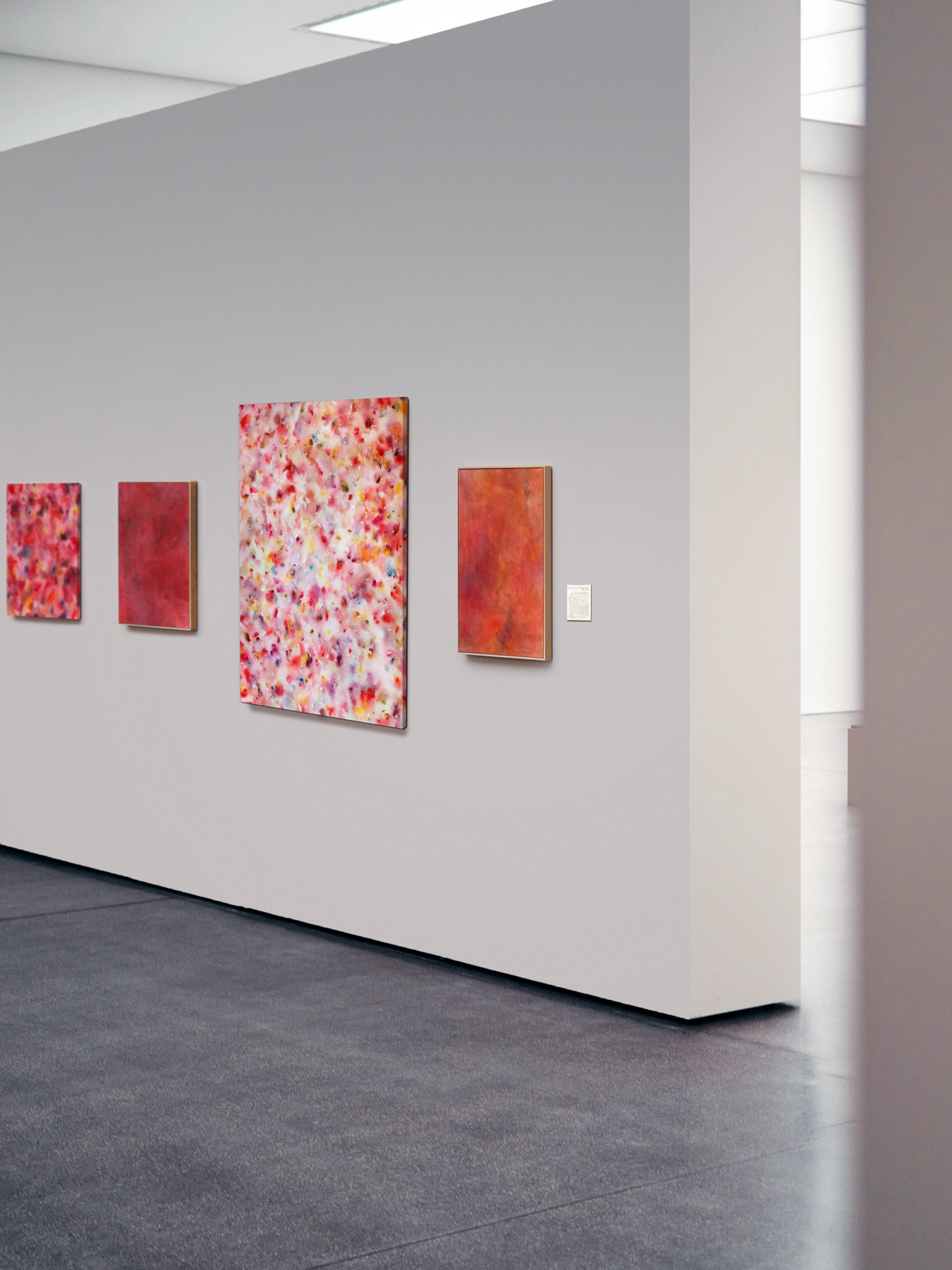 Alkoholfreier Wein und Kunst auf Leinwand in Galerie Ausstellung von Anja Dommel bei Nürnberg