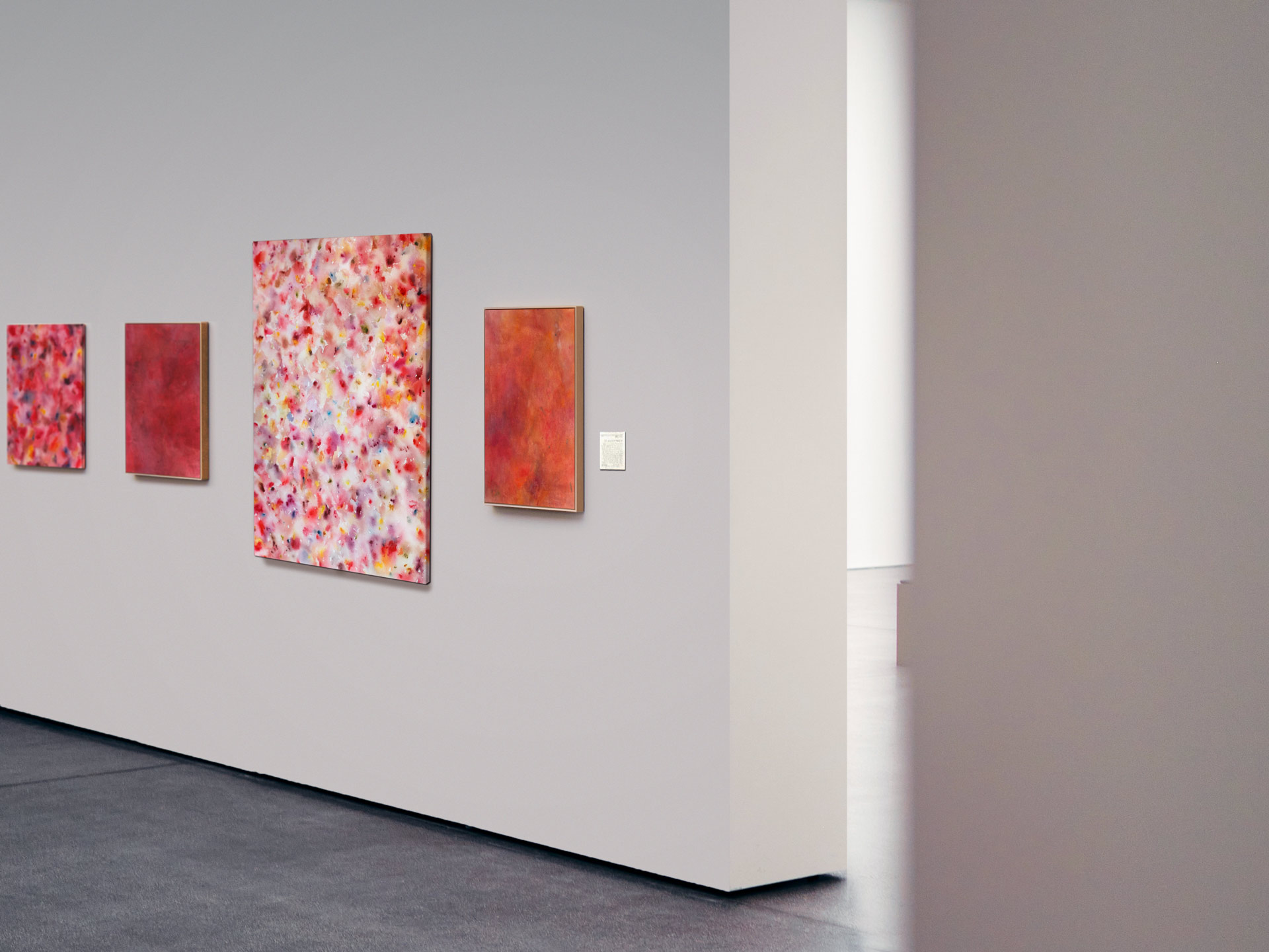 Alkoholfreier Wein und Kunst auf Leinwand in Galerie Ausstellung von Anja Dommel bei Nürnberg