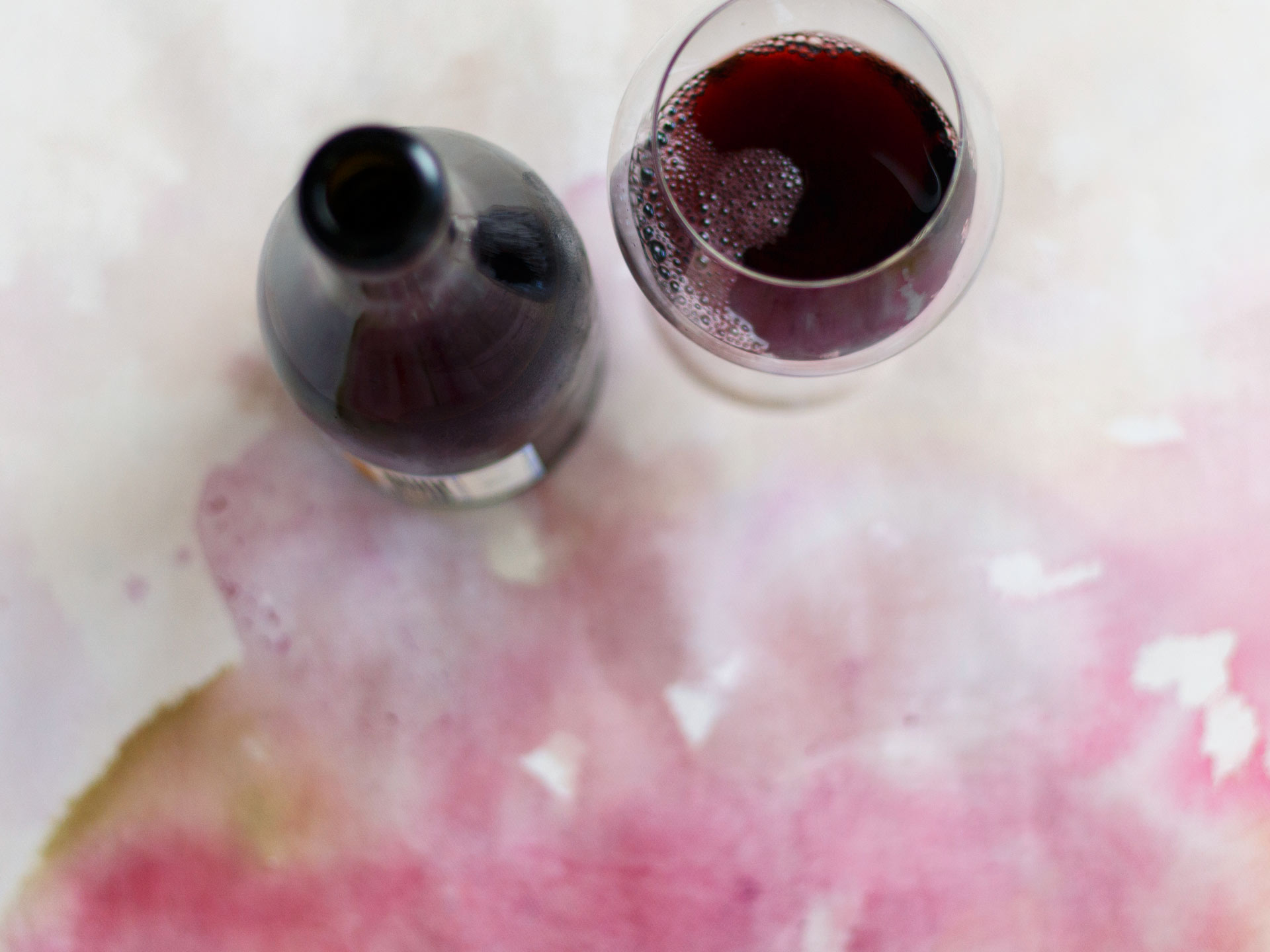Weinglas, Weinflasche und alkoholfreier Rotwein auf Leinwand als abstrakte Kunst