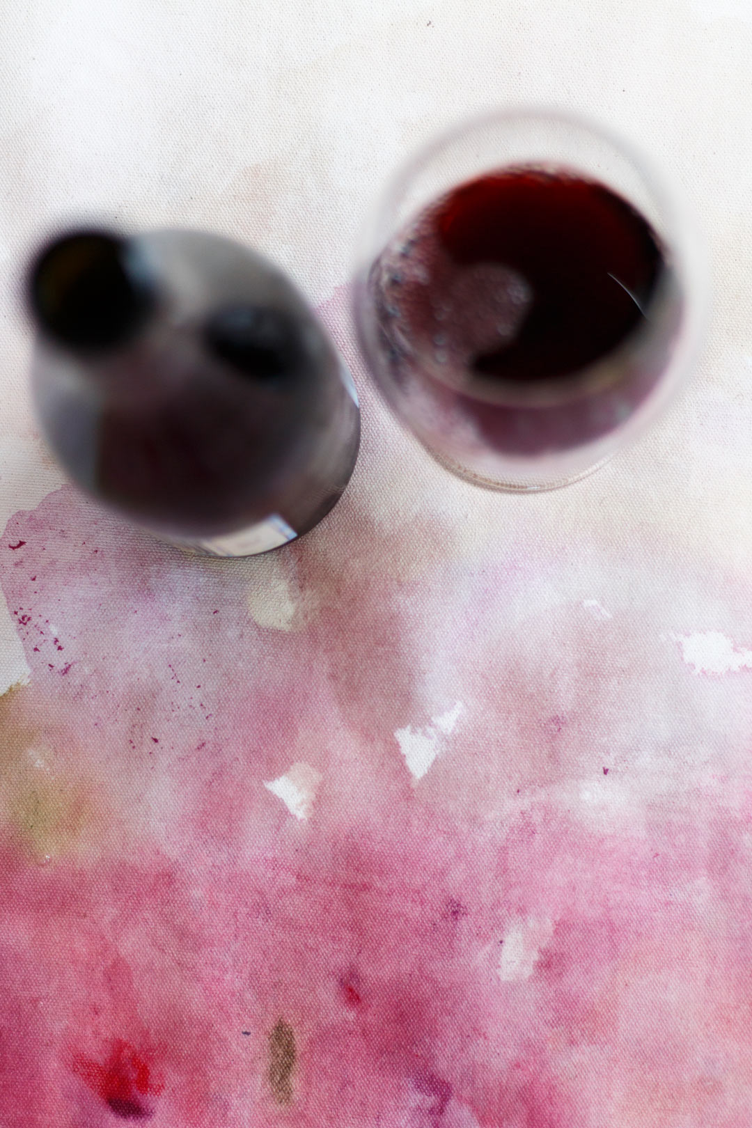 Weinglas, Weinflasche und alkoholfreier Rotwein auf Leinwand als abstrakte Kunst