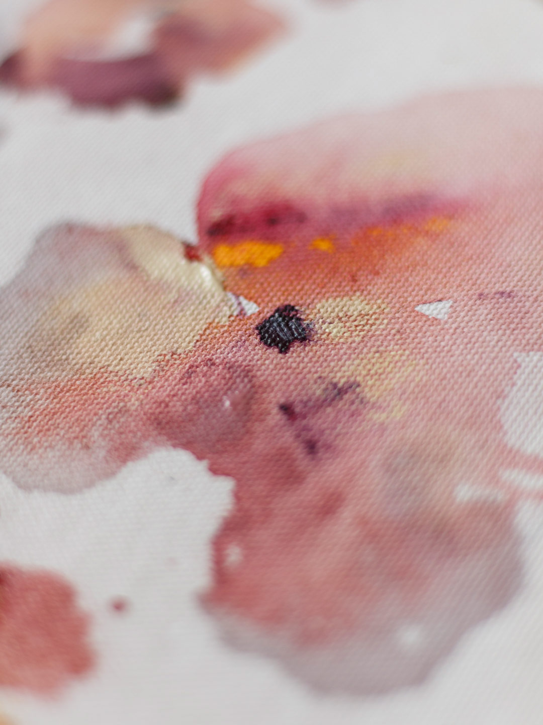 Abstrakte Blume auf Leinwand mit Acryl und Rouge Pur alkoholfreier Rotwein von Strauch Sektmanufaktur