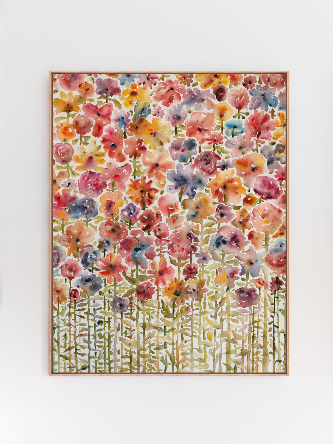 Abstrakte Blumenwiese Kunst mit alkoholfreiem Rotwein gemalt im Schattenfugenrahmen aus Linde
