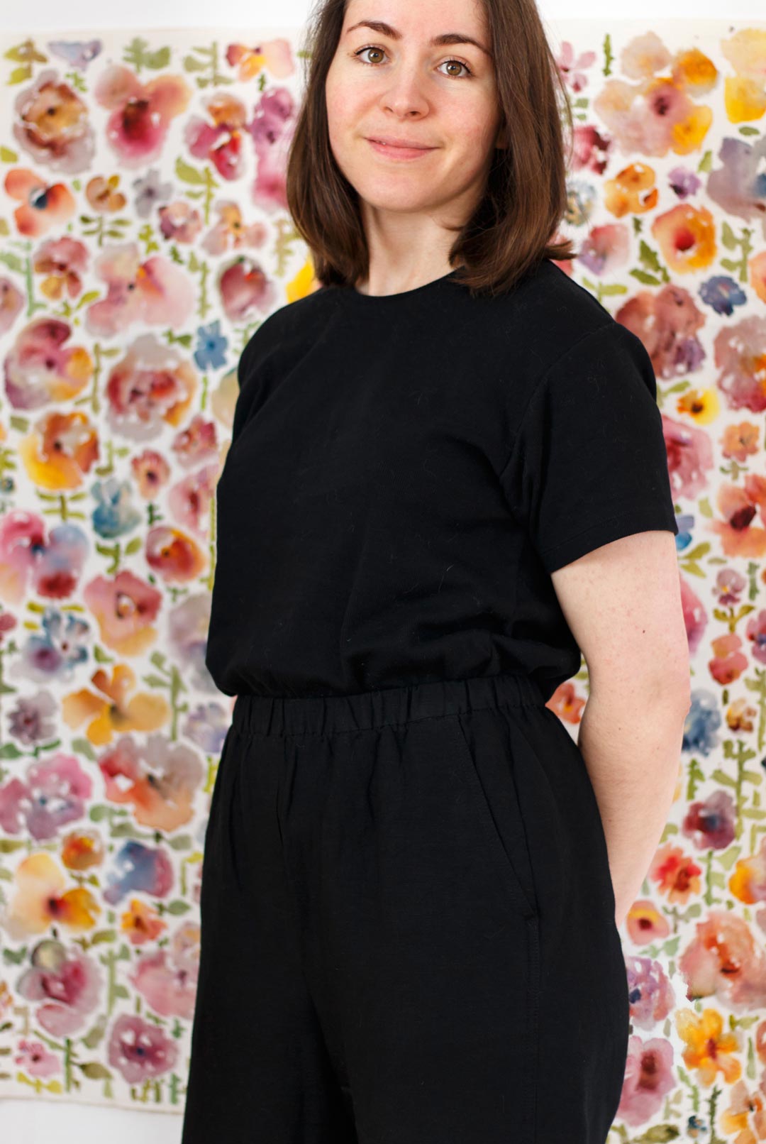 Bildende Künstlerin Anja Dommel in Ansbach mit Blumenwiese in Acryl und Rotwein auf Leinwand