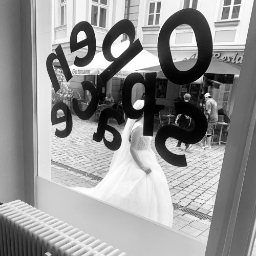 Braut Fotoshooting im Schaufenster in der historischen Altstadt Ansbach